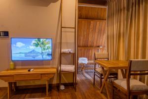 een woonkamer met een flatscreen-tv en een tafel bij Wilpattu Safari Resort in Wilpattu +119 foto's