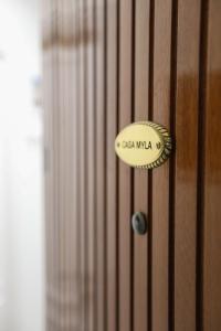 a door with a brass door tag on it at Appartement exception les pieds dans l'eau in Èze