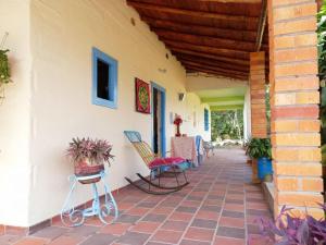 a patio with chairs and a table on a house at Villa Celeste in Páramo