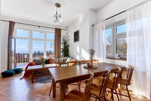 a living room with a table and chairs and a couch at Villa Beskidzka 100 - SAUNA & BALIA z Jacuzzi Widok na góry i jezioro żywieckie in Zarzecze