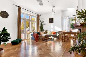 a living room with a couch and a table at Villa Beskidzka 100 - SAUNA & BALIA z Jacuzzi Widok na góry i jezioro żywieckie in Zarzecze