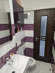 Ένα μπάνιο στο Brianna Apartament