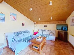 沙泰勒Alpenlake AP139 VIEW & NATURE 6 Pers的一间有两张床和一台电视的房间