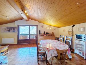 沙泰勒Alpenlake AP139 VIEW & NATURE 6 Pers的厨房兼餐厅，配有桌椅 更多17张照片