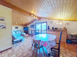 沙泰勒Alpenlake AP139 VIEW & NATURE 6 Pers的一间带桌子的客厅和一间带床的房间