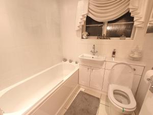 Et badeværelse på Luxury 3 Bedroom House with Parking