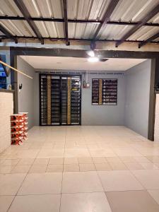 クライにあるPlus Homestayのタイルフロアと天井の広い客室です。 +1枚の写真