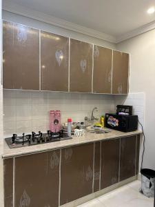 Kuchyň nebo kuchyňský kout v ubytování One Bed Apartment Near Eiffel Tower