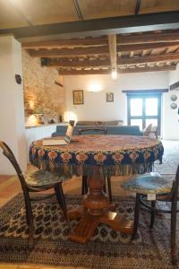 una stanza con un tavolo, sedie e un letto di Italian Experience-Villa la Dolcevita a Montegiorgio