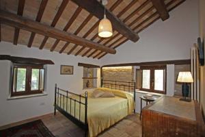 una camera da letto con un letto in una stanza con finestre di Italian Experience-Villa la Dolcevita a Montegiorgio Altre 42 foto