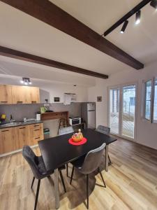 een keuken en eetkamer met een zwarte tafel en stoelen bij The Music Box in Skopje