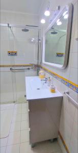 een badkamer met wastafel en douche bij Villas Terrace Apartment in Praia de Mira