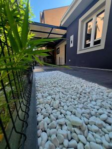 een kiezelpad voor een huis bij The Music Box in Skopje
