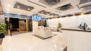 Μια τηλεόραση ή/και κέντρο ψυχαγωγίας στο شقق المتألق الحديثة الفندقية