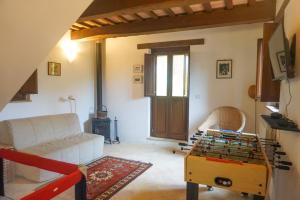 un soggiorno con un divano e un tavolo di Italian Experience-Villa la Dolcevita a Montegiorgio