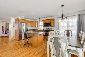 cocina con mesa, sillas y encimera en 3 Mi to Dtwn Worcester! Spacious 2-Story Townhome!, en Worcester