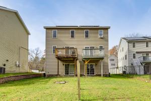 Casa grande con balcón en un lateral. en 3 Mi to Dtwn Worcester! Spacious 2-Story Townhome!, en Worcester