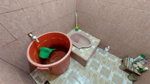 Ένα μπάνιο στο Affordable Homestay Just 1 Hour from Makassar Airport