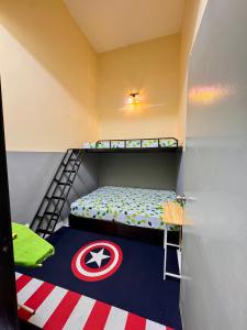 クライにあるPlus Homestayの二段ベッドのあるキャプテン・アメリカのベッドルームのある部屋