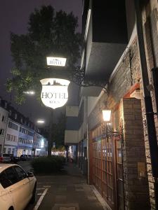 科隆Kölner Hotel的夜间街道上的酒店标志