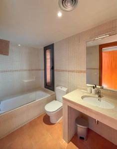 ein Badezimmer mit Toilette, Waschbecken und Badewanne in der Unterkunft Charming Retreat in Bonmont in Bonmont Terres Noves