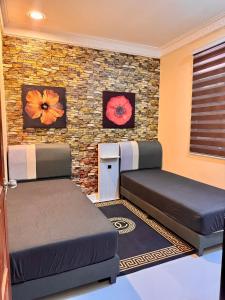 Ένα ή περισσότερα κρεβάτια σε δωμάτιο στο Plus Homestay