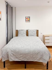 カンブレーにあるAu 42B JMのベッドルーム1室(白い掛け布団付きのベッド1台付)