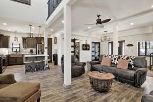 Posezení v ubytování Golden Bear at Shay Meadows~ Relaxing Equestrian Estate w/ Hot Tub + Foosball