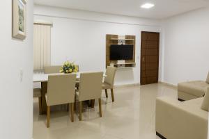 a dining room and living room with a table and chairs at Apartamento completo e bem localizado 302 in Vitória da Conquista