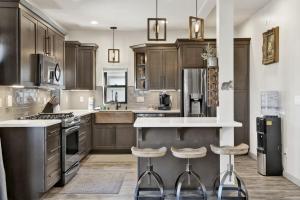 Kuchyň nebo kuchyňský kout v ubytování Golden Bear at Shay Meadows~ Relaxing Equestrian Estate w/ Hot Tub + Foosball