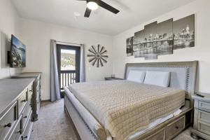 Postel nebo postele na pokoji v ubytování Golden Bear at Shay Meadows~ Relaxing Equestrian Estate w/ Hot Tub + Foosball