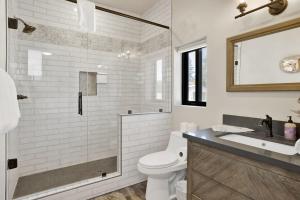 Koupelna v ubytování Golden Bear at Shay Meadows~ Relaxing Equestrian Estate w/ Hot Tub + Foosball + 27 fotografií