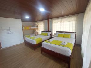 1 Schlafzimmer mit 2 Betten mit gelber und weißer Bettwäsche in der Unterkunft La Villa de Luci in Juivi
