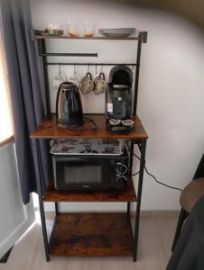 バルバトルにあるChez isaの電子レンジとトースターオーブンが置かれたスタンド