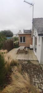 a backyard with a picnic table and a house at Jolie maison à 700 m de la mer in Piriac-sur-Mer