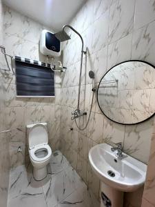 ウヨにあるPat Luxury Apartmentsのトイレ、洗面台、鏡のあるバスルーム +61枚の写真