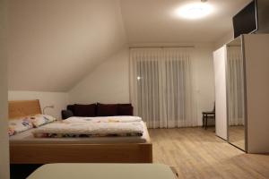 Postel nebo postele na pokoji v ubytování Ferienwohnungen Beilerstädtle + 44 fotografií