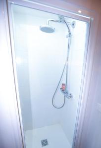 艾日Appartement exception les pieds dans l'eau的浴室里有淋浴喷头的淋浴 更多47张照片