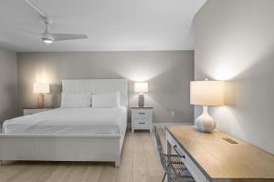 1 dormitorio con 1 cama, 2 lámparas y mesa en Island Beach Club P1C, en Sanibel 38 fotos más