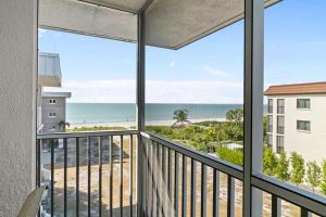 un balcón con vista a la playa en Island Beach Club P1C, en Sanibel