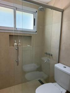 カリロにあるCarilo Princessのガラス張りのシャワーとトイレ付きのバスルーム