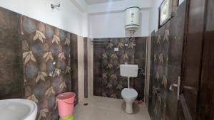 un baño con inodoro y lavabo en The Bran Saga, en Haripūr 44 fotos más