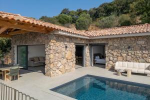 Bazén v ubytování Résidence La Plage nebo v jeho okolí