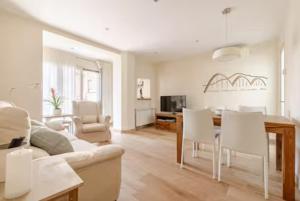 a living room with a couch and a table and chairs at Ca La Maria in Móra d'Ebre