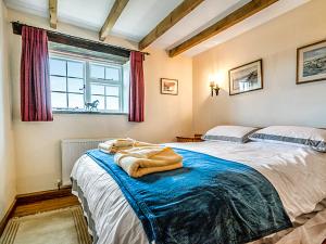 Postel nebo postele na pokoji v ubytování Wharrastone - Uk50661