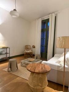 ein Wohnzimmer mit einer Couch und einem Couchtisch in der Unterkunft appartement lumineux cosy 4 couchages coeur de narbonne in Narbonne