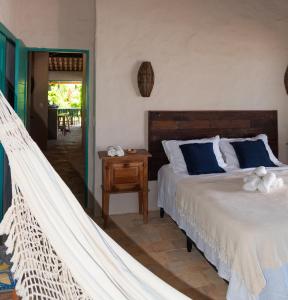 a bedroom with a bed and a hammock at Casa Paracatoá - Icapuí in Icapuí