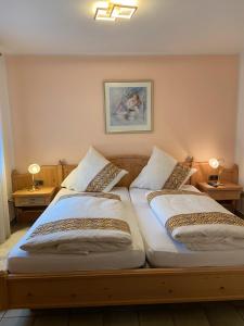 two beds sitting next to each other in a bedroom at Ferienwohnung Bilstein in Bilstein