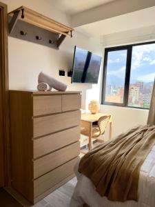 Μια τηλεόραση ή/και κέντρο ψυχαγωγίας στο Bloom by Simple Stay +125 φωτογραφίες