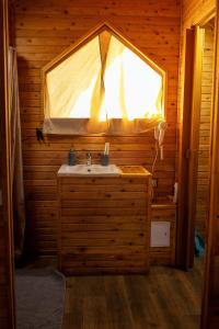 a bathroom with a sink and a window at Гора Глэмпинг in Besqaynar
